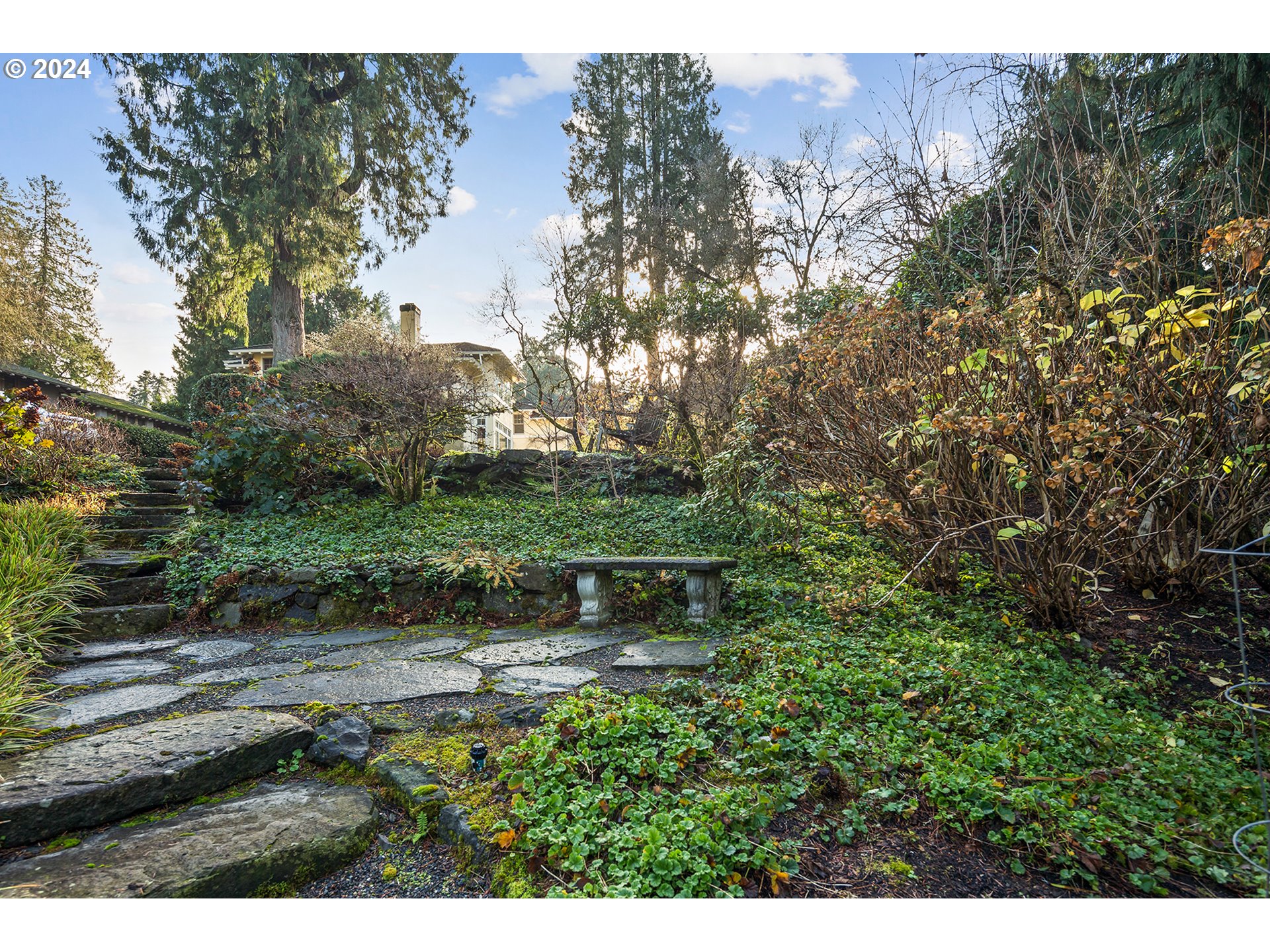1803 South Riverdale Road Portland, OR 97219 - Photo 26 of 48 a view of a back yard
