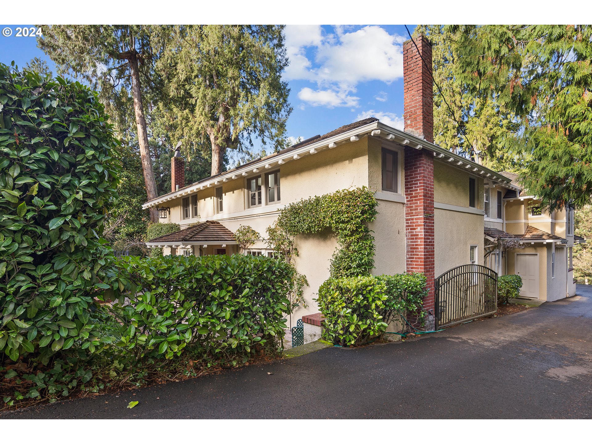 1803 South Riverdale Road Portland, OR 97219 - Photo 4 of 48 a picture of a tree
