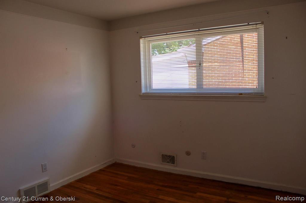 5757 Rouge Court Dearborn Heights, MI 48127 - Photo 6 of 21