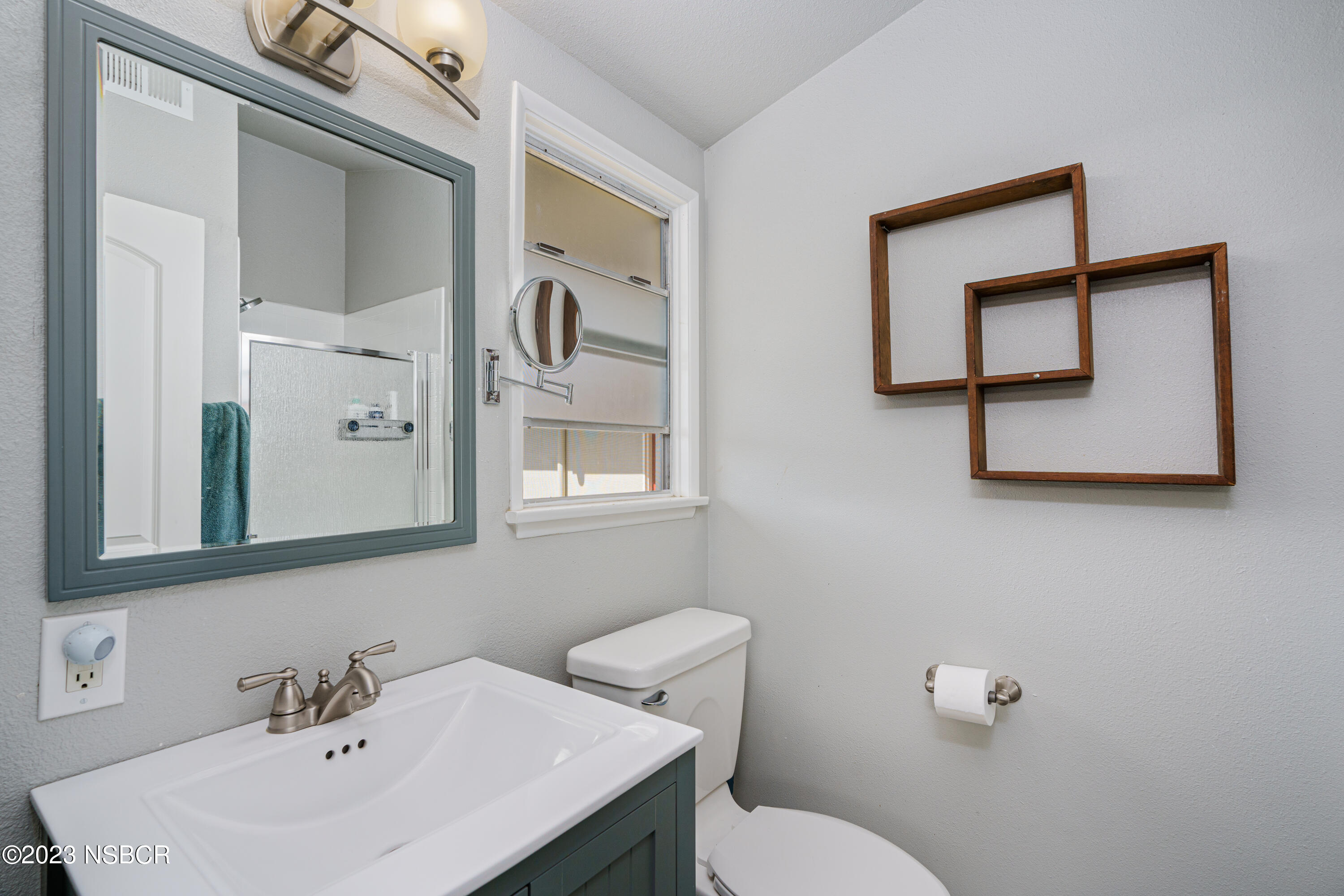 509 North Poppy Street Lompoc, CA 93436 - Photo 20 of 36 a bathroom with a toilet a sink and mirror