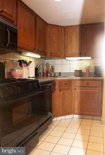1552 Northgate Square, Unit 52/11B Reston, VA 20190 - Photo 16 of 16 UPDATED KITCHEN