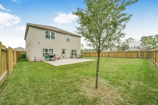 a view of a backyard