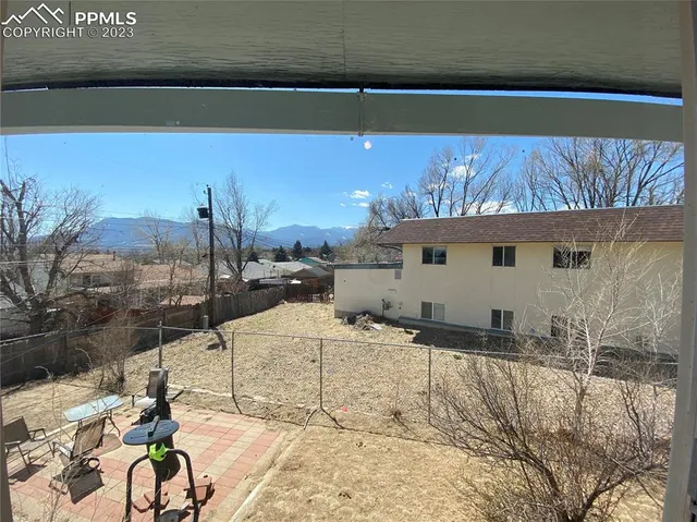 a view of a backyard