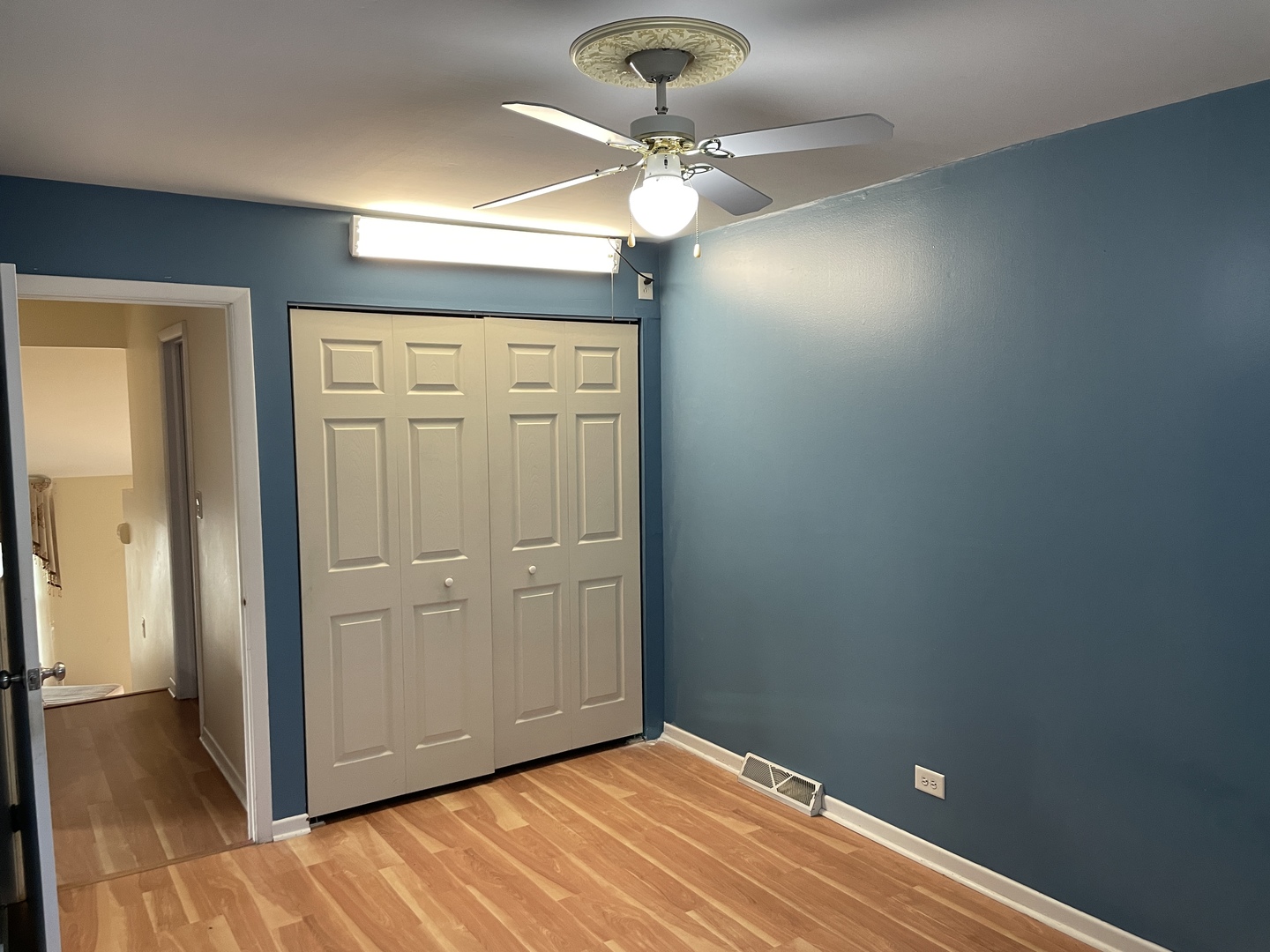 9137 Barberry Lane, Unit 9137 Des Plaines, IL 60016 - Photo 14 of 22 a view of a livingroom with a chandelier fan