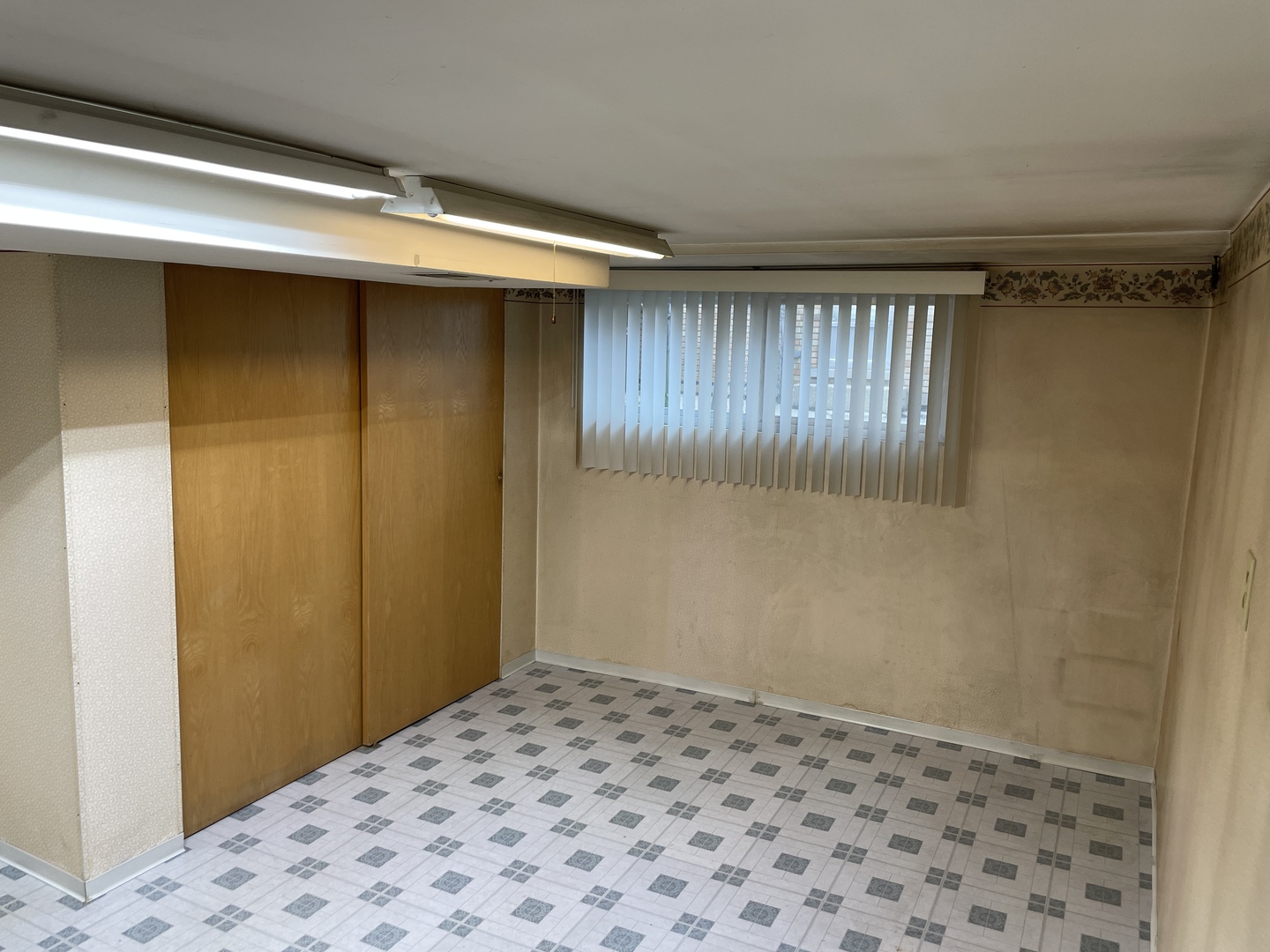 9137 Barberry Lane, Unit 9137 Des Plaines, IL 60016 - Photo 19 of 22 a view of bedroom