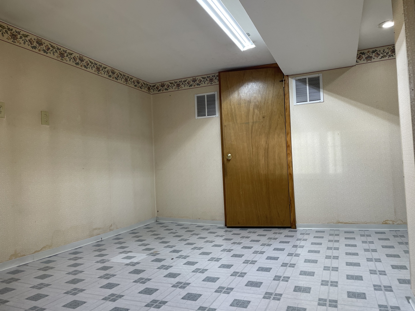 9137 Barberry Lane, Unit 9137 Des Plaines, IL 60016 - Photo 20 of 22 a view of an empty room