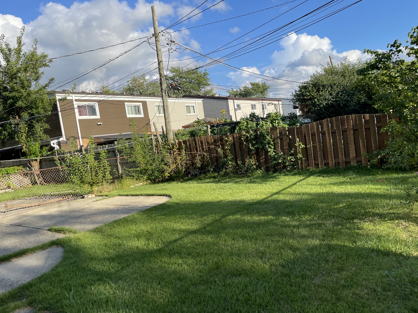 9137 Barberry Lane, Unit 9137 Des Plaines, IL 60016 - Photo 22 of 22 a view of a backyard with a garden