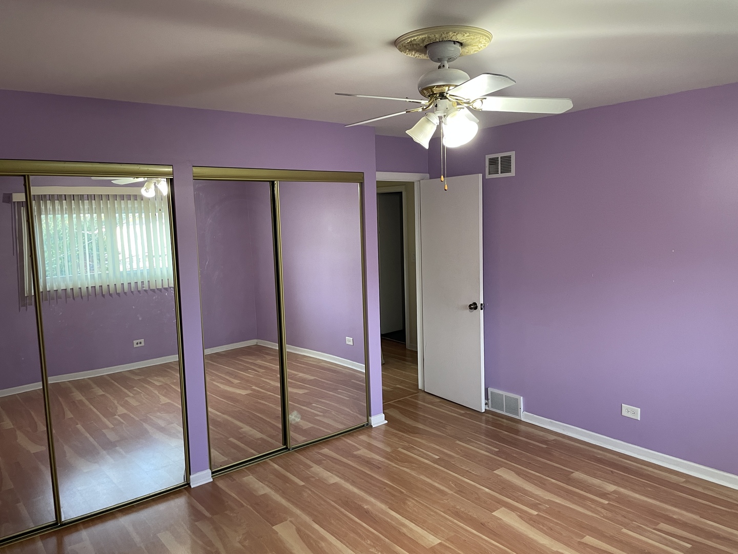 9137 Barberry Lane, Unit 9137 Des Plaines, IL 60016 - Photo 10 of 22 a view of a livingroom with a chandelier fan
