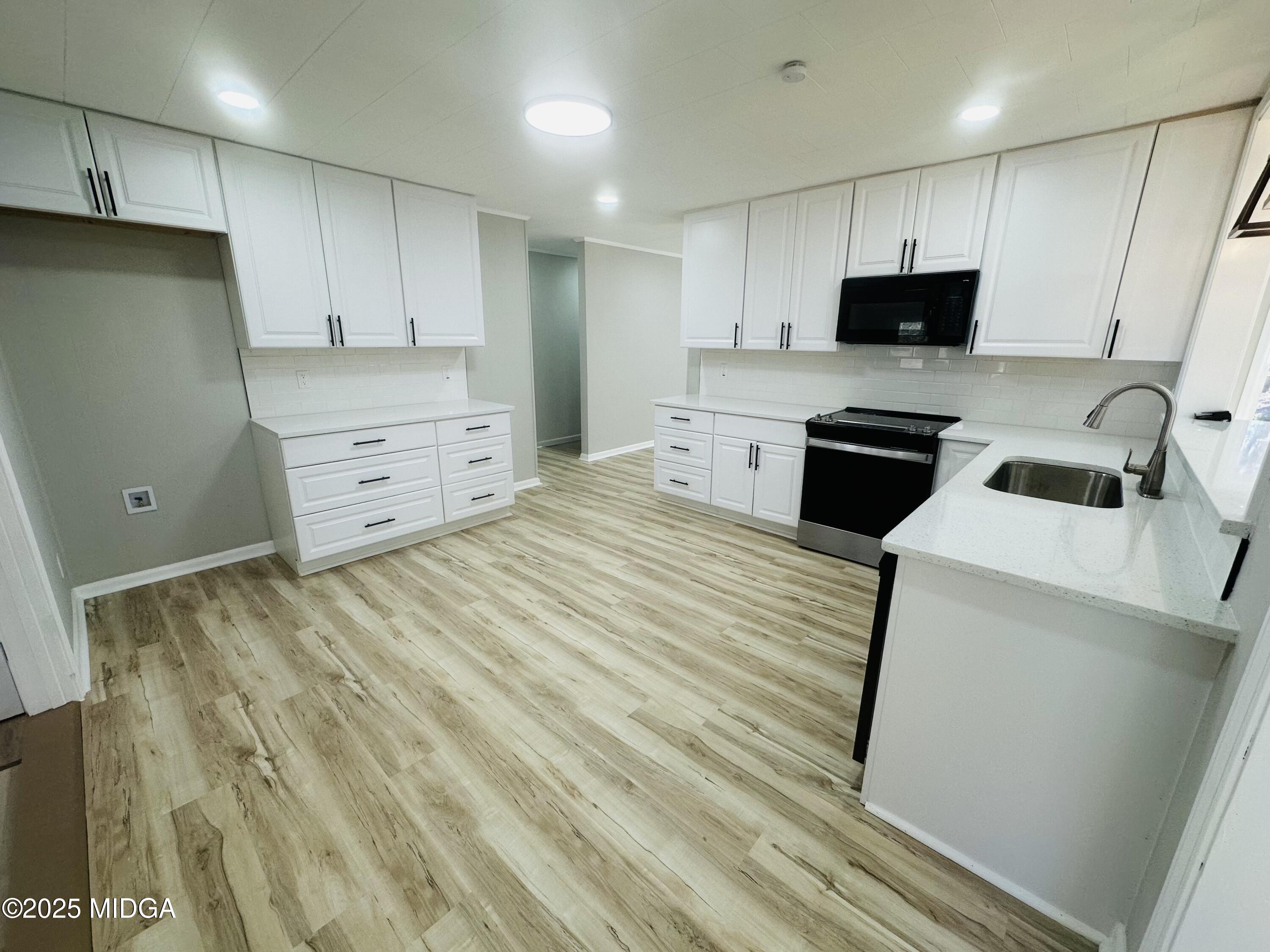 4105 Holley Road Lizella, GA 31052 - Photo 28 of 78 a kitchen with stainless steel appliances a stove a refrigerator and cabinets