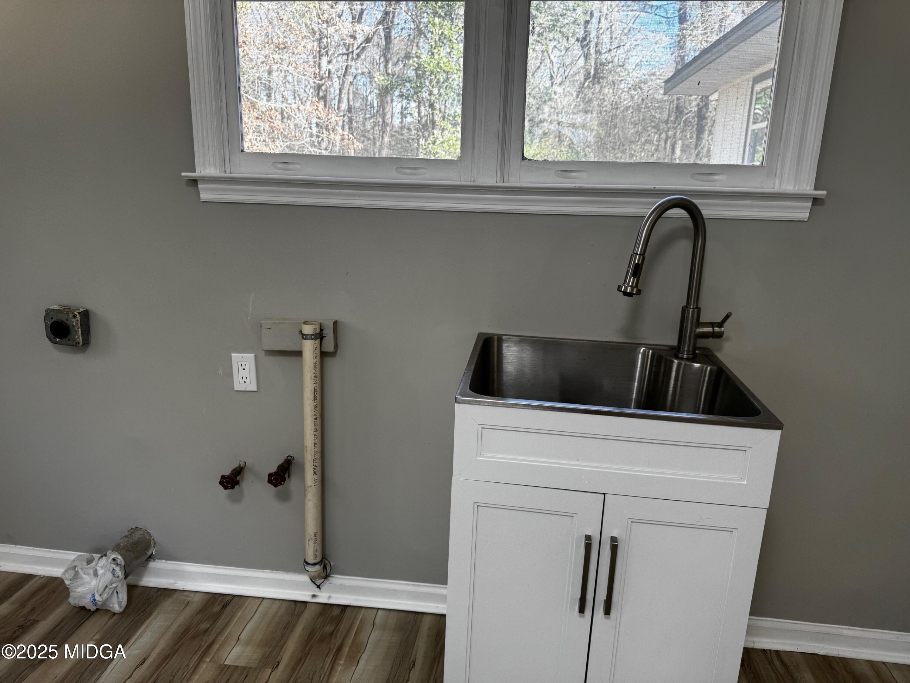 4105 Holley Road Lizella, GA 31052 - Photo 35 of 78 Laundry sink