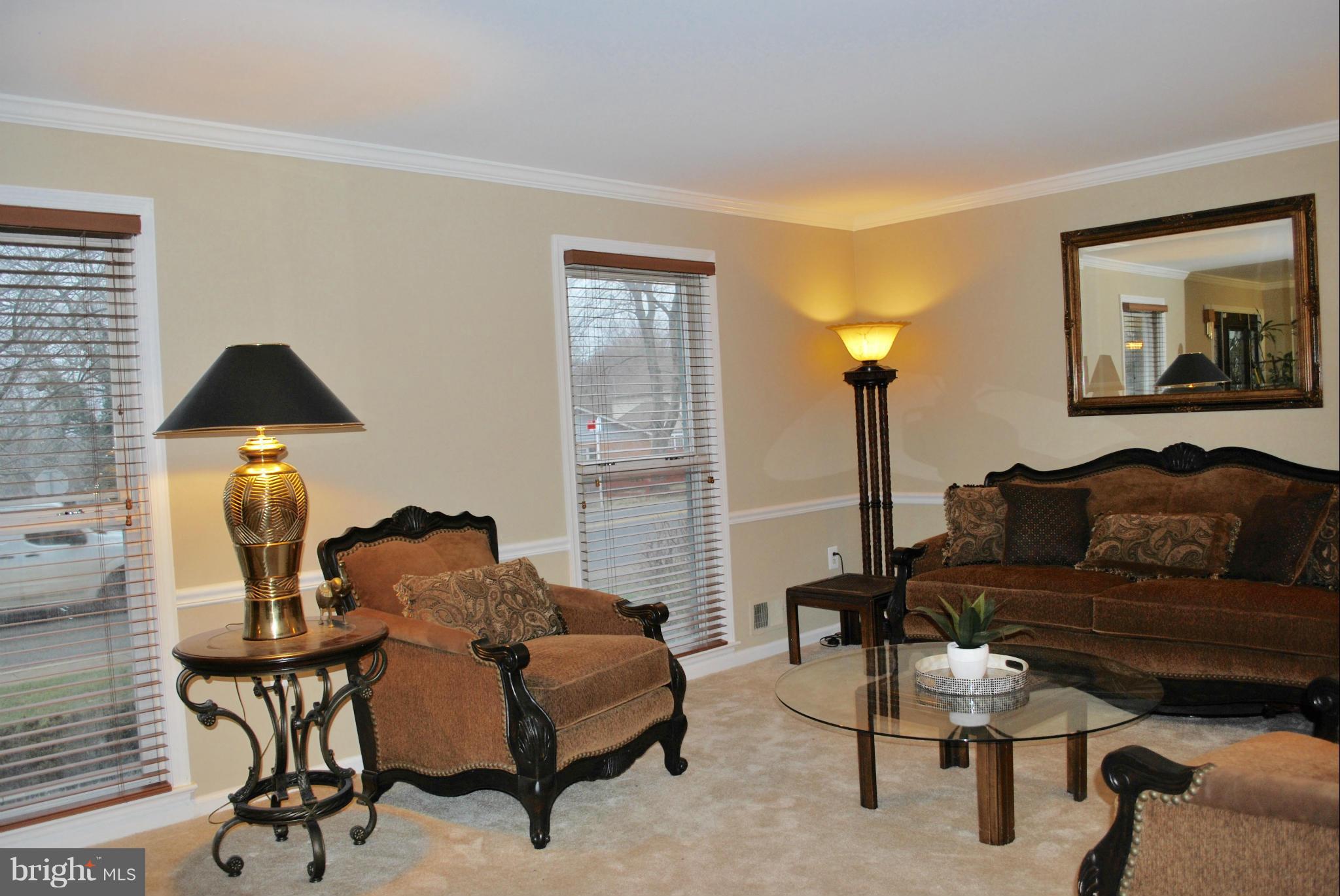 Living room w/ beautiful crown moulding