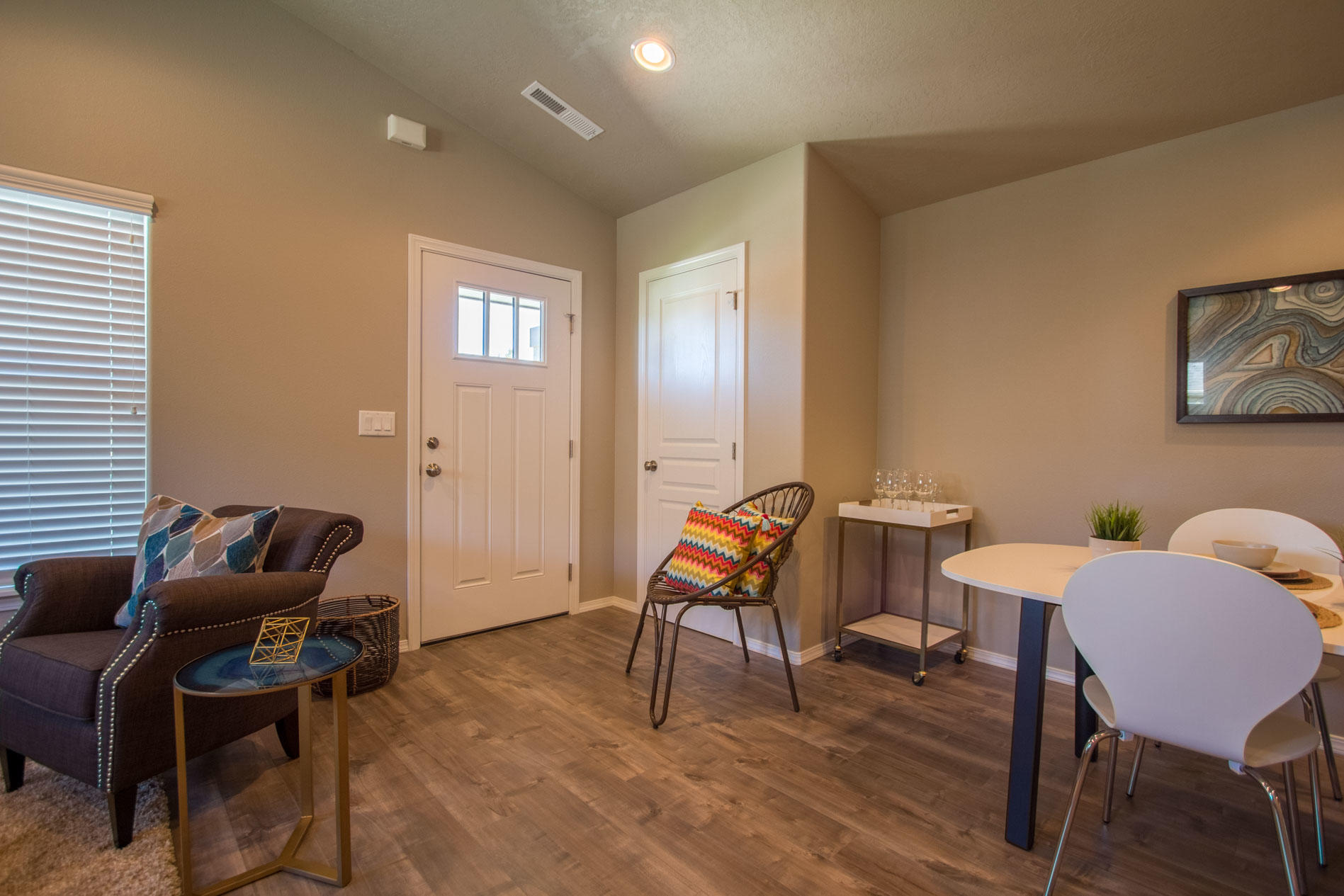 918 North Trinity Way Sisters, OR 97759 - Photo 11 of 11 Argent Living Room 2