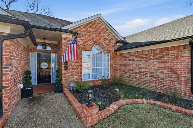 a view of a entrance gate of the house