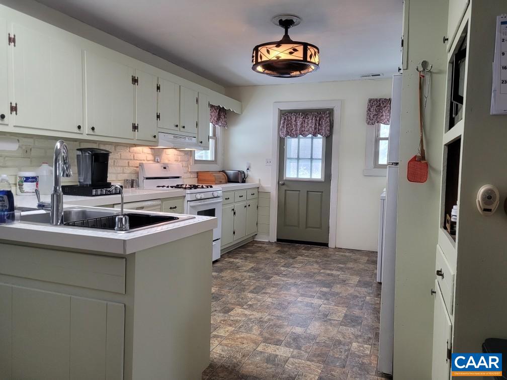 916 Hensley Road Mineral, VA 23117 - Photo 12 of 66 Kitchen