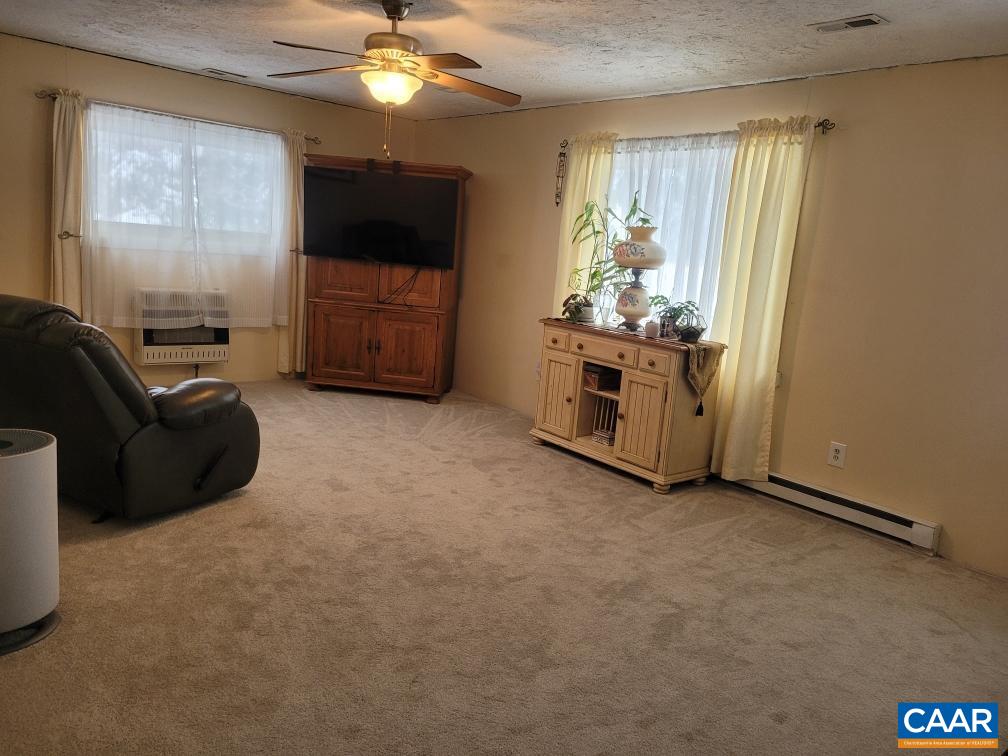 916 Hensley Road Mineral, VA 23117 - Photo 9 of 66 Living Room