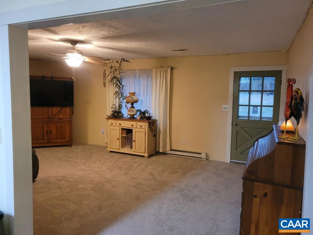 916 Hensley Road Mineral, VA 23117 - Photo 10 of 66 Living Room
