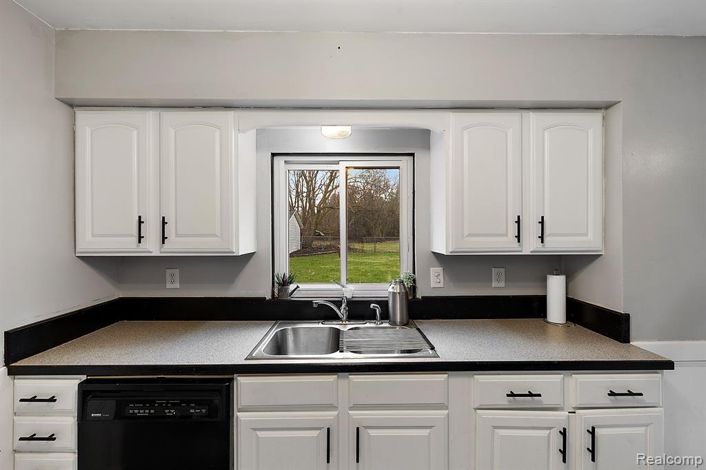 10466 Beecher Road Flushing, MI 48433 - Photo 11 of 37