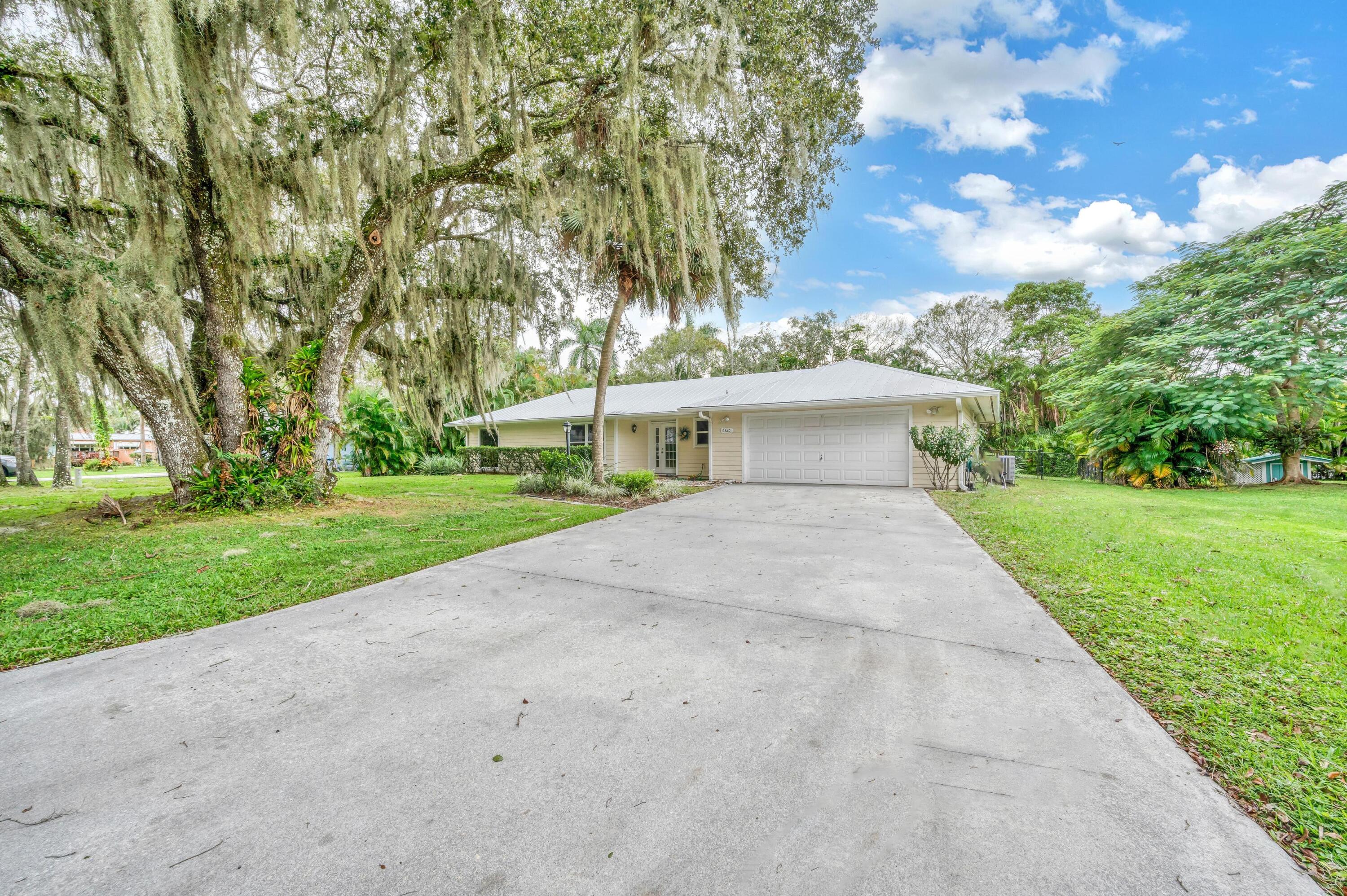 6826 Southwest Chase Court Stuart, FL 34997 - Photo 3 of 27 FE0060E5-CDBF-460B-98DB-B572C849D03C