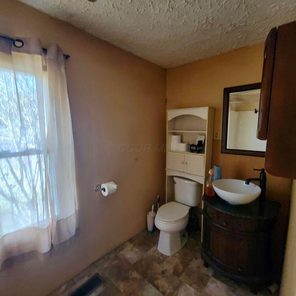 3813 North Old State Road Delaware, OH 43015 - Photo 8 of 18 1st Floor Full Bath