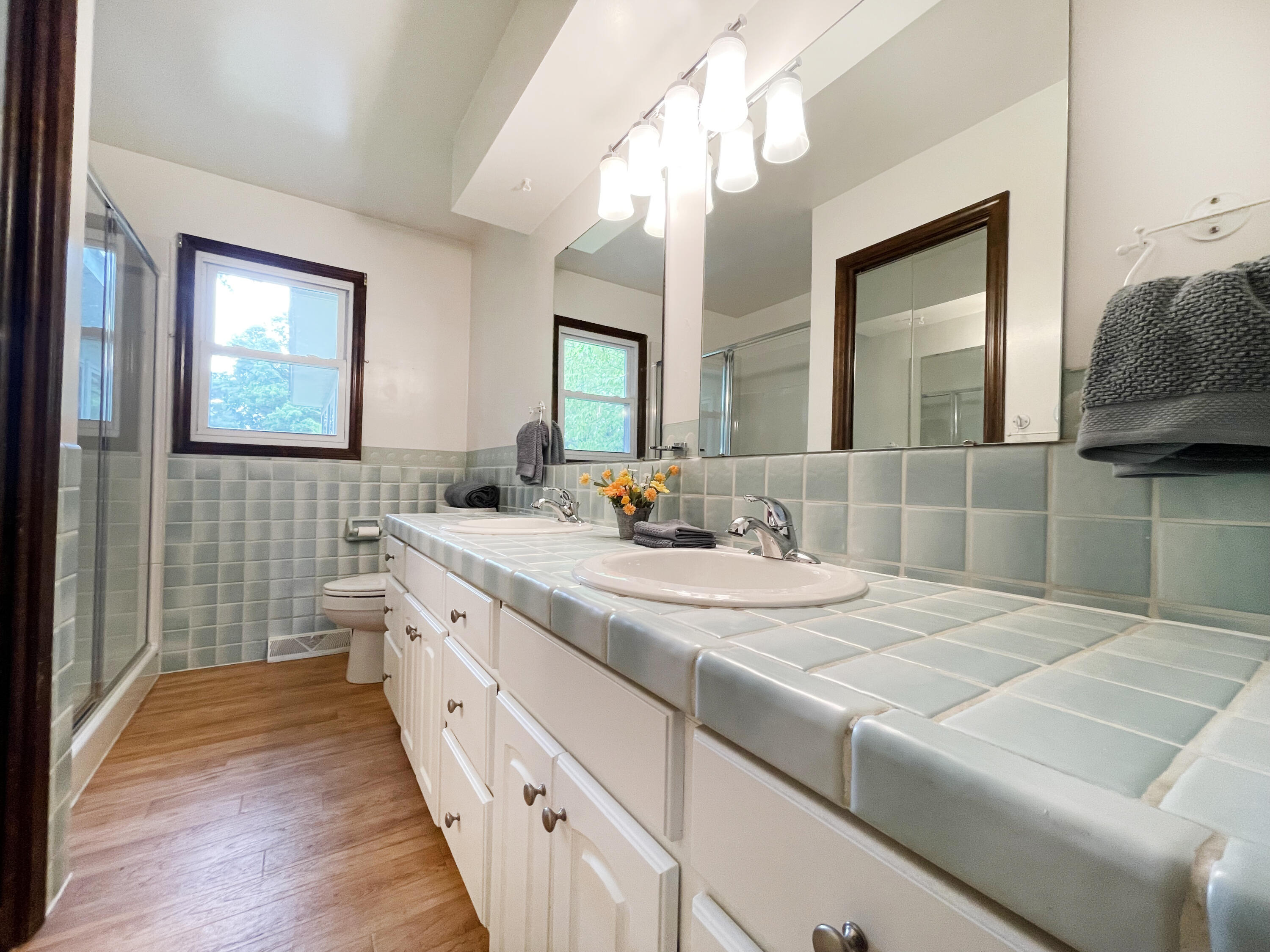 1414 Bauer Road Jenison, MI 49428 - Photo 17 of 39 Large main floor bath