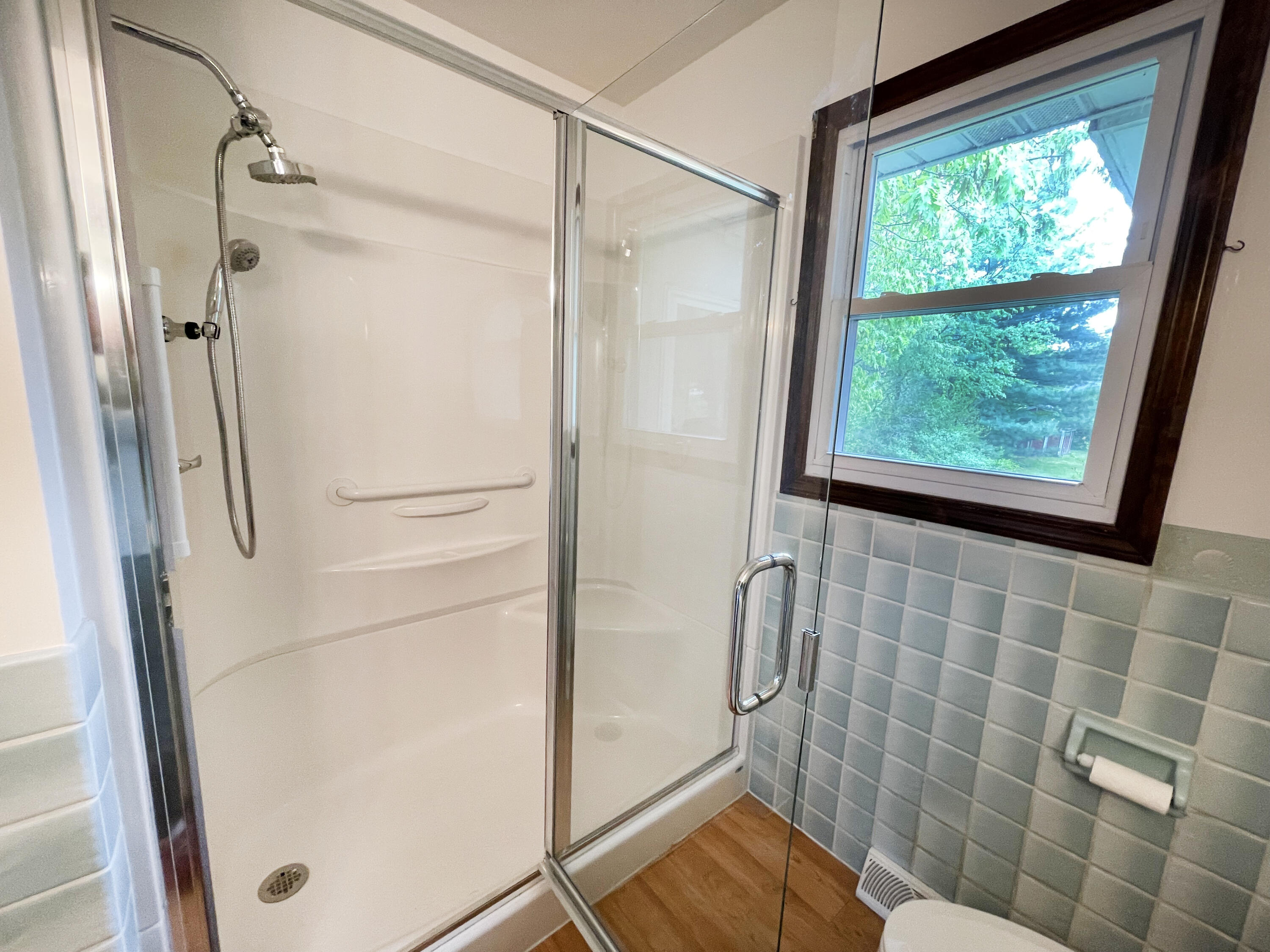 1414 Bauer Road Jenison, MI 49428 - Photo 19 of 39 Low entry shower w/seat