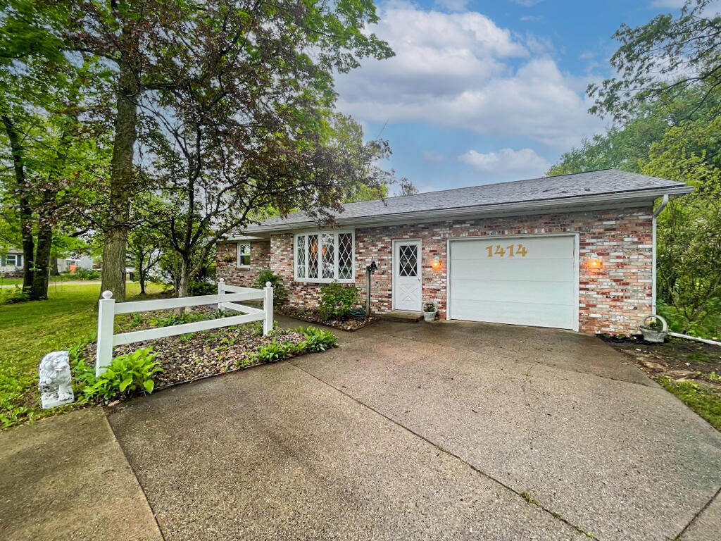 1414 Bauer Road Jenison, MI 49428 - Photo 2 of 39 Lg cement drive w/turn around