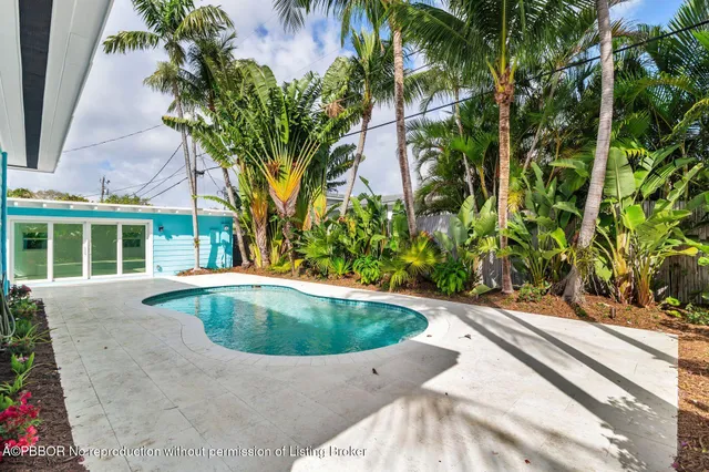 a view of a backyard