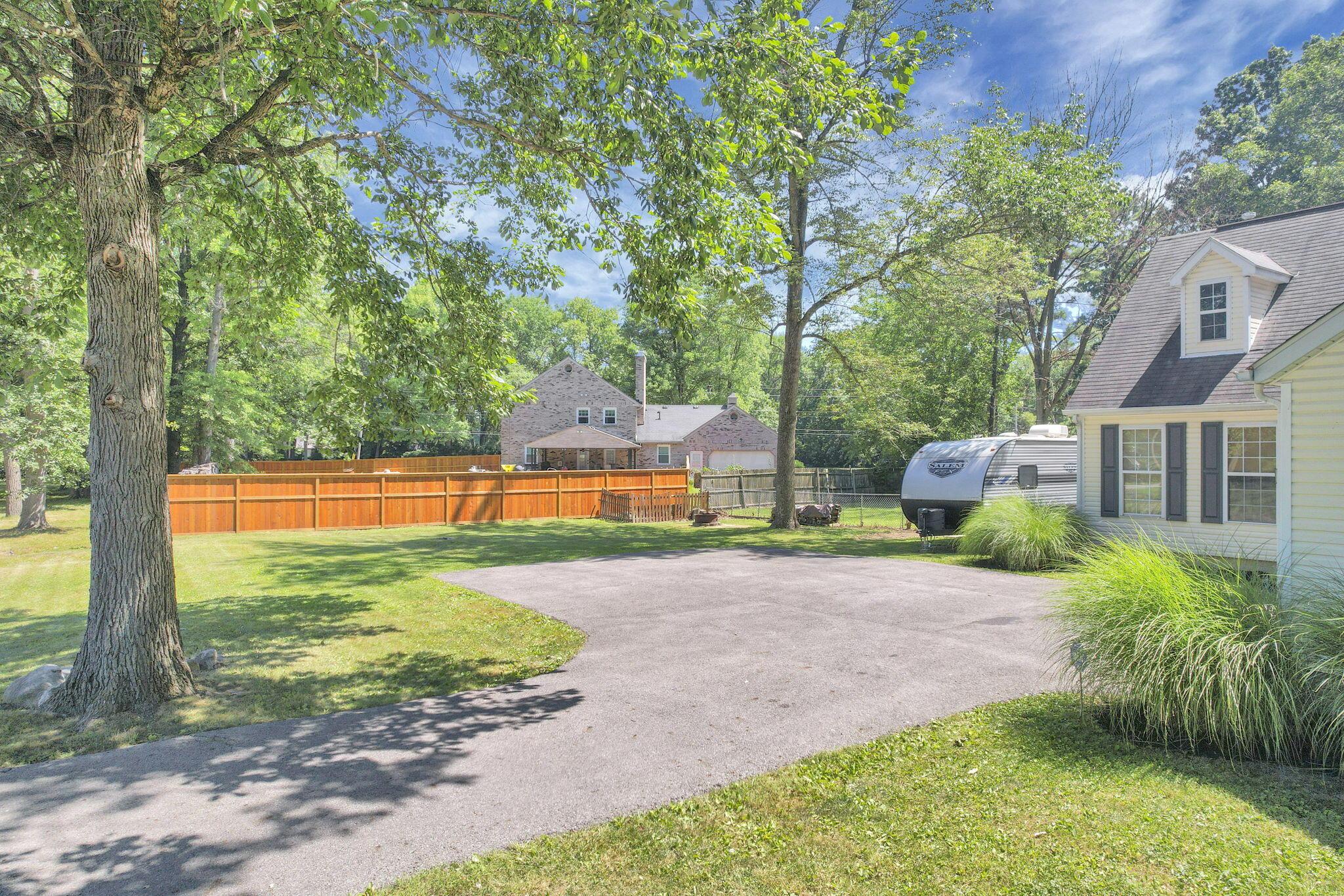 550 Country Club Road Columbus, OH 43213 - Photo 50 of 60 Extra parking
