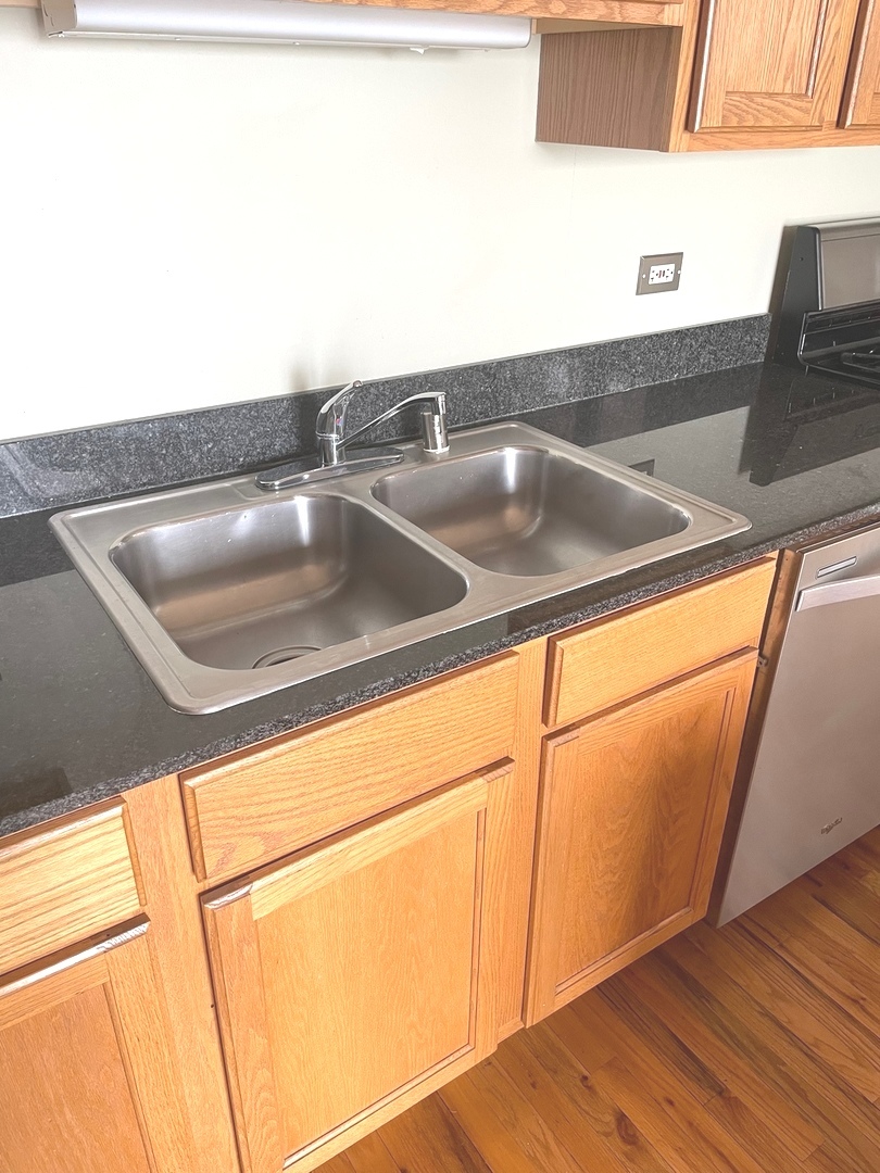 41 East 8th Street, Unit 1304 Chicago, IL 60605 - Photo 4 of 18