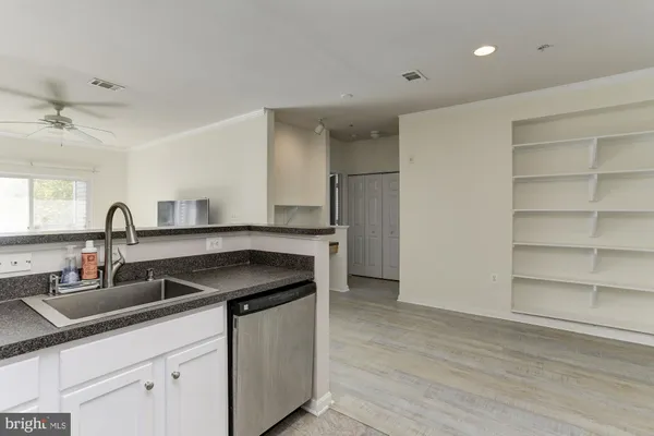 $2,100 | 5105 E Travis Edward Way, Unit E, Centreville, VA 20120