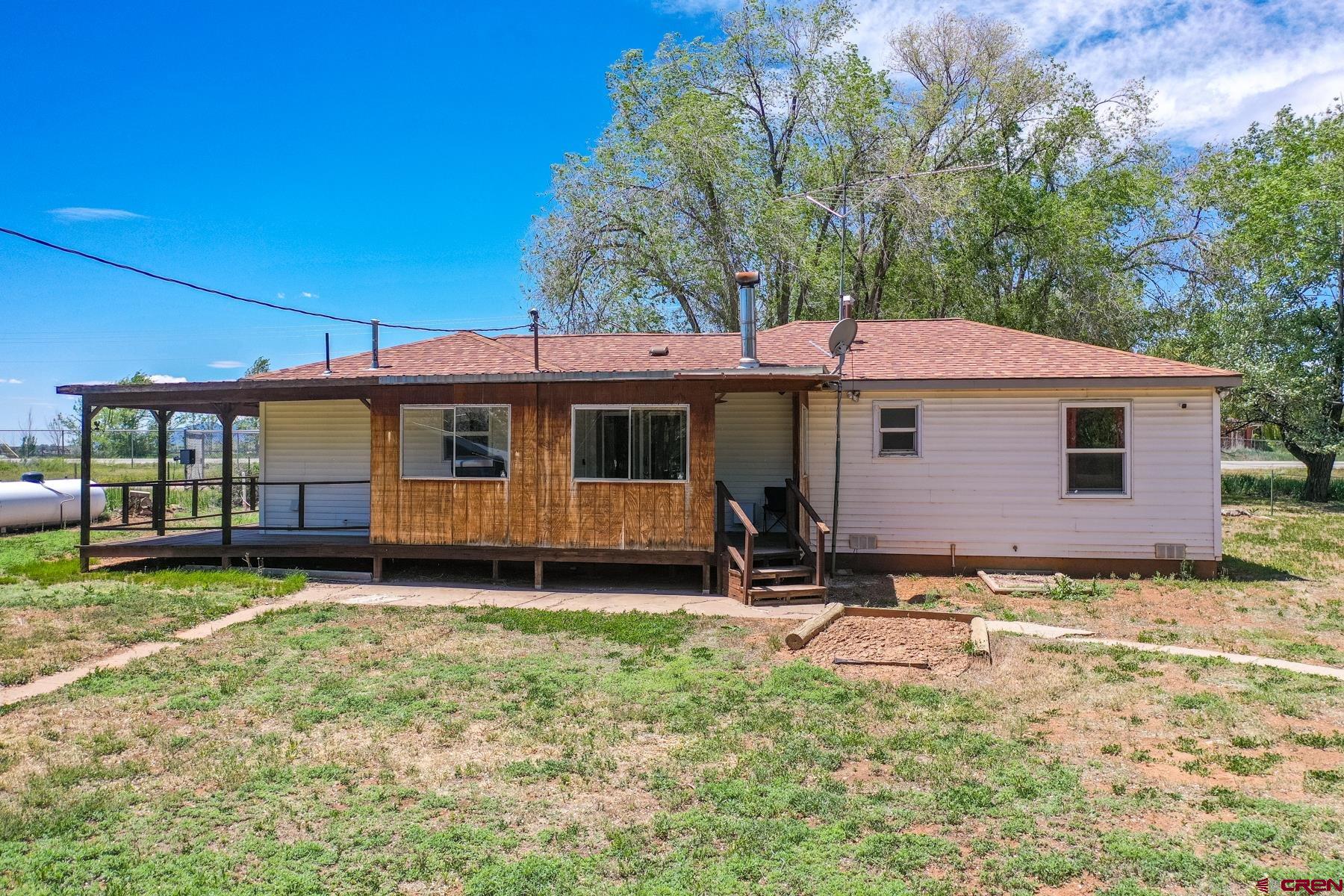a view of a house with a yard