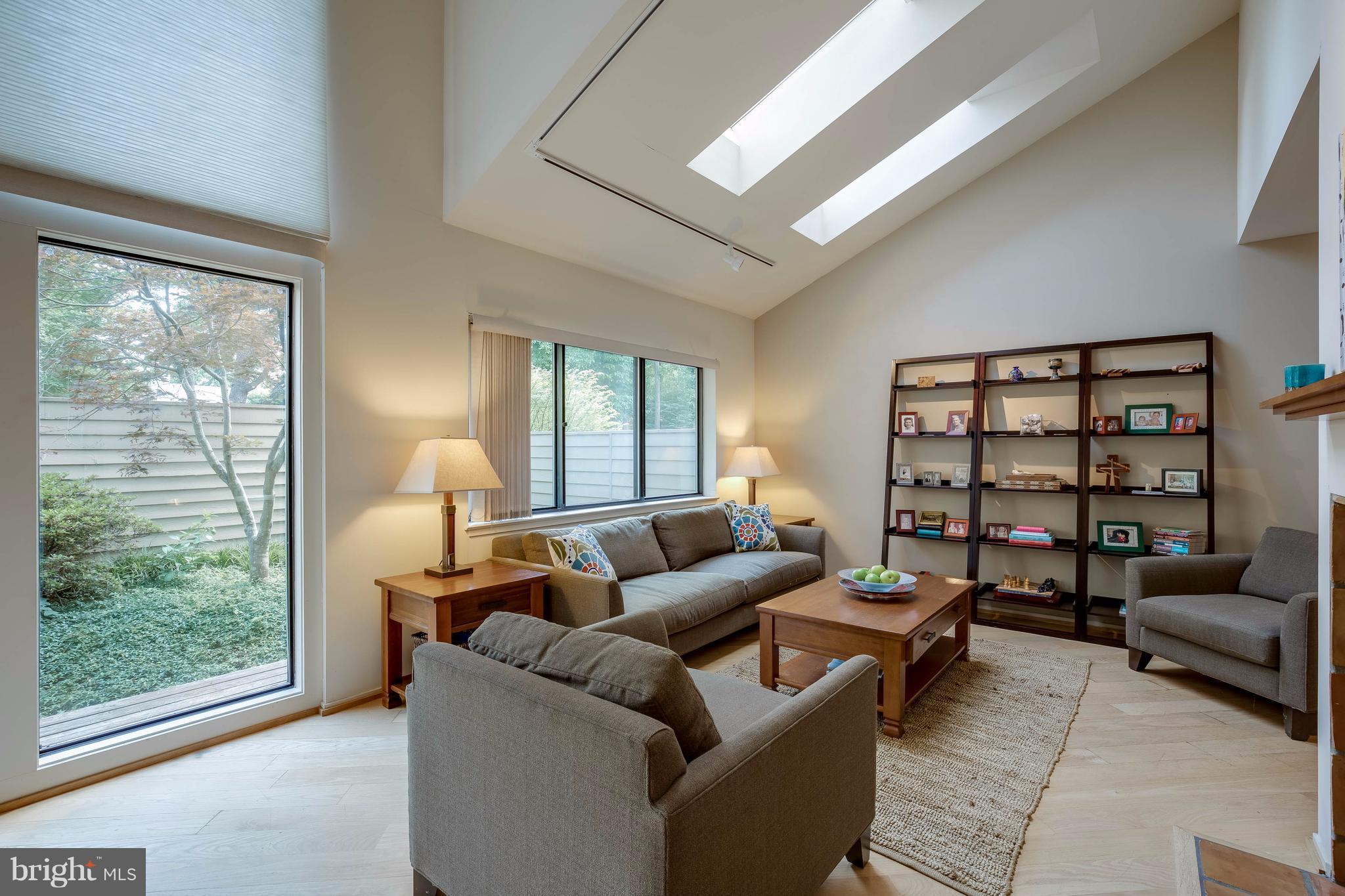 11029 Solaridge Drive Reston, VA 20191 - Photo 4 of 30 Living Room