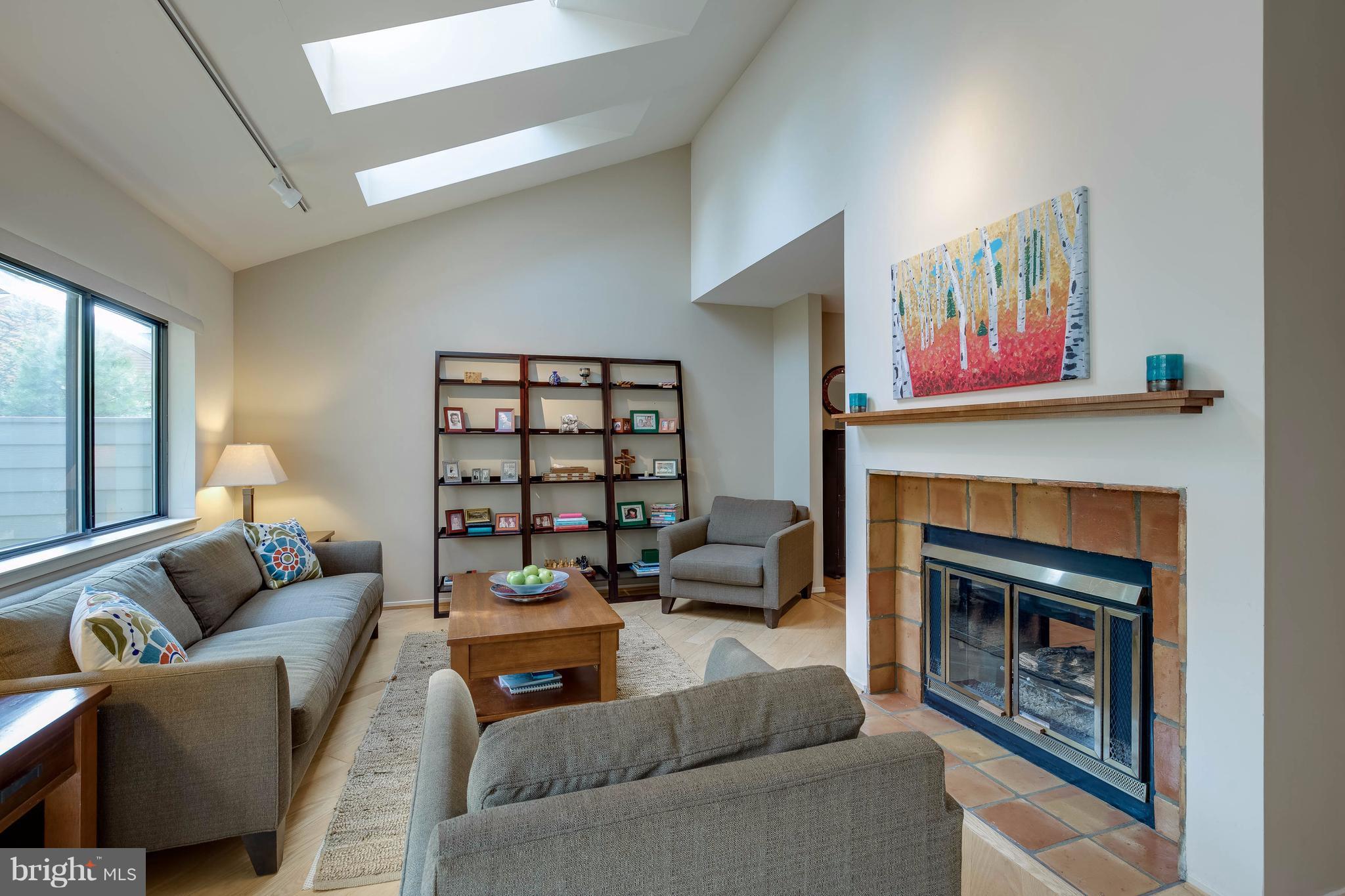 11029 Solaridge Drive Reston, VA 20191 - Photo 5 of 30 Living Room