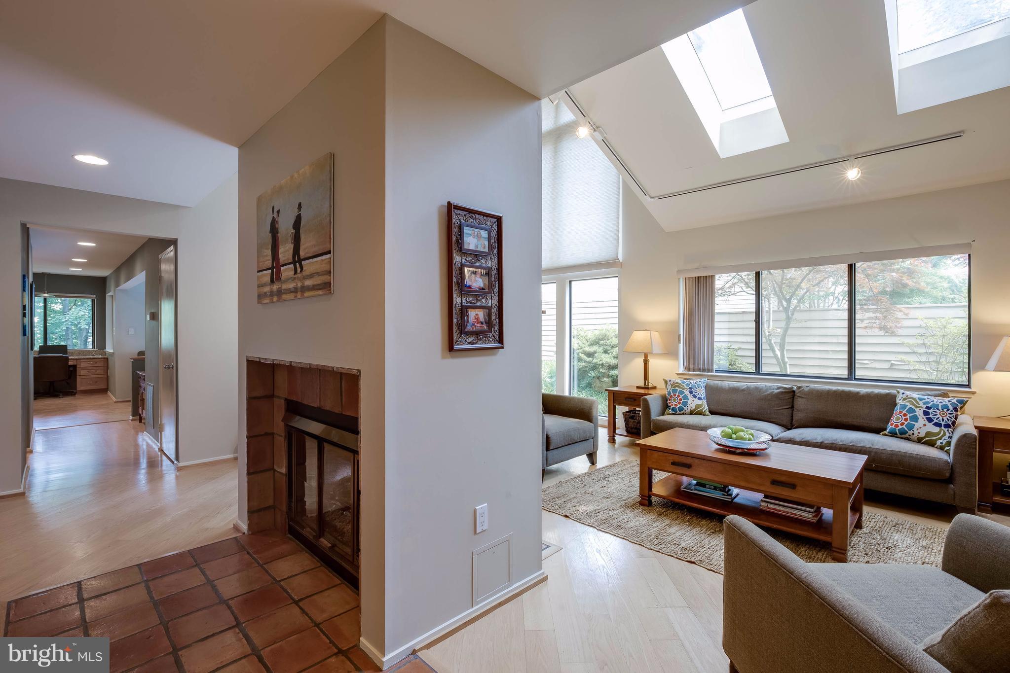 11029 Solaridge Drive Reston, VA 20191 - Photo 8 of 30 Living Room