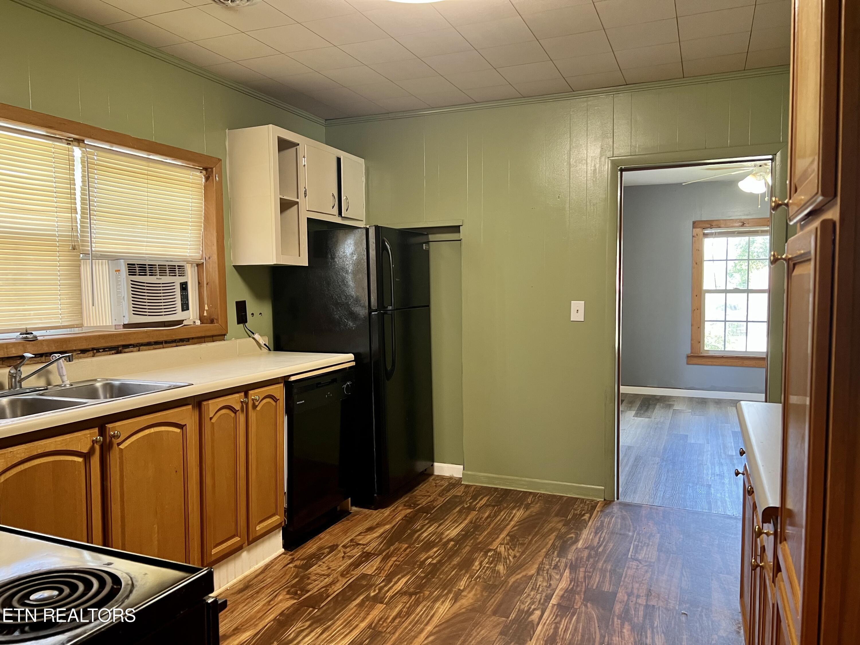1224 Spring Street Philadelphia, TN 37846 - Photo 6 of 21 Kitchen