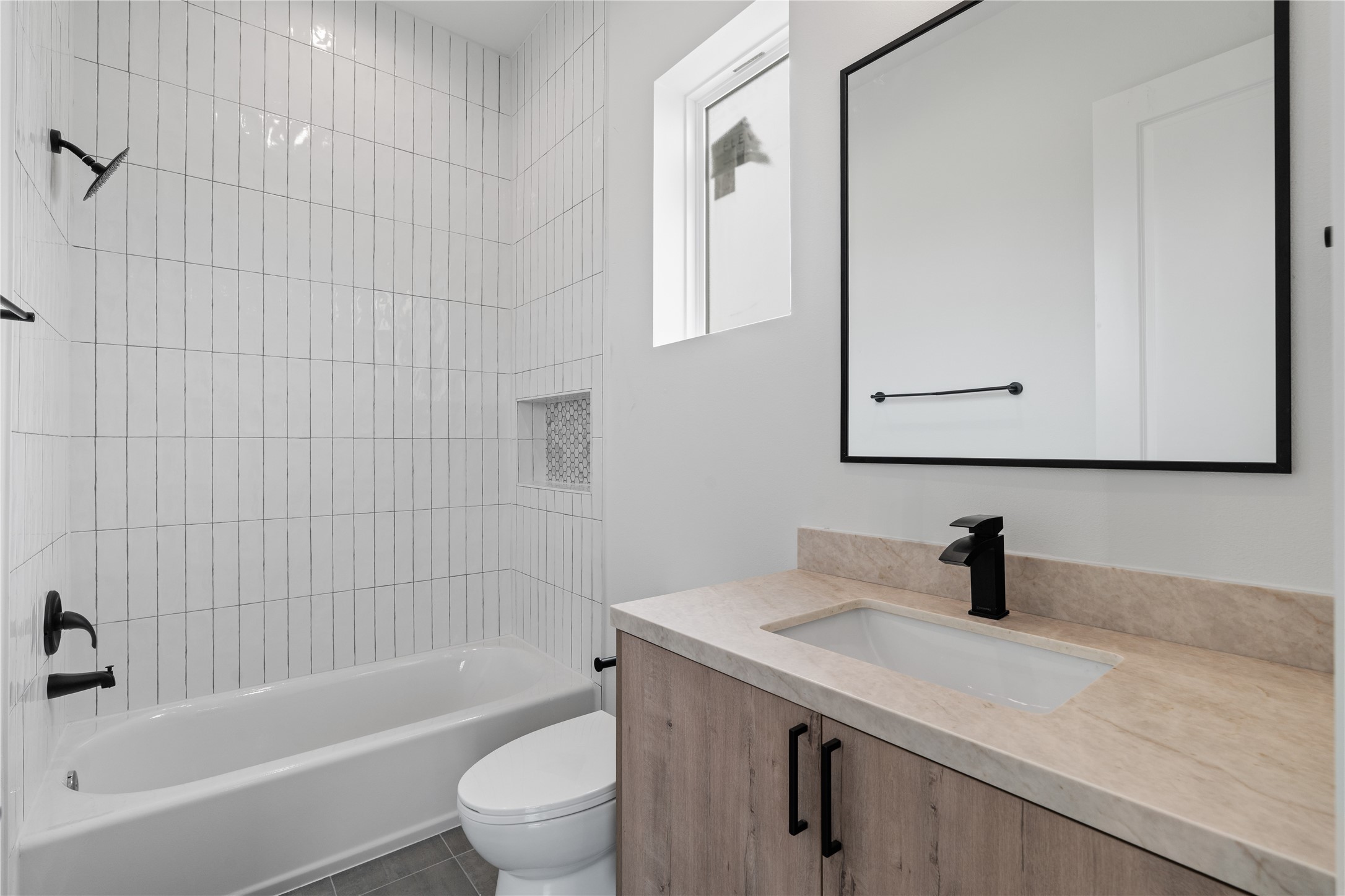 4436 Oats Street Houston, TX 77020 - Photo 35 of 37 a bathroom with a sink a toilet and a bathtub