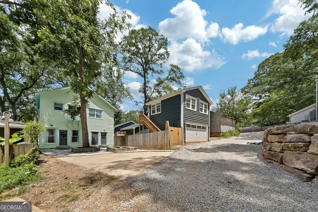 a view of a house with a yard