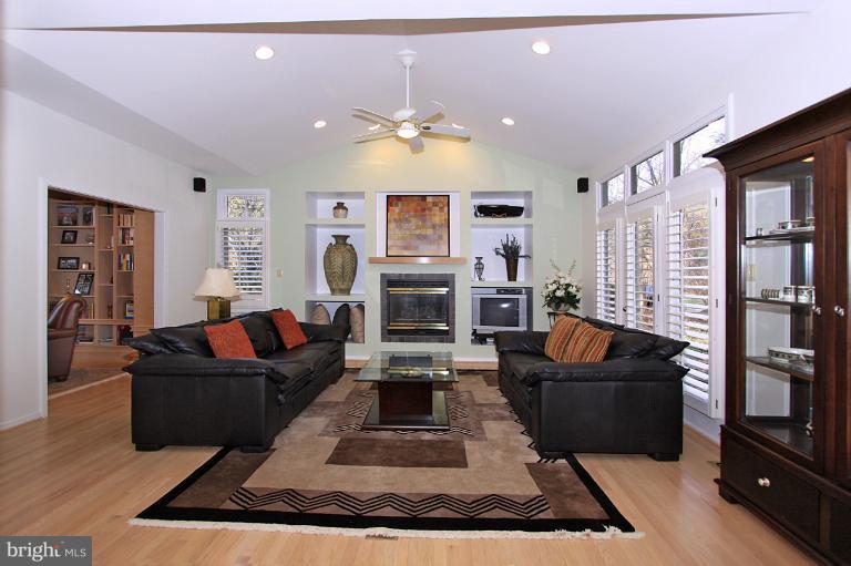 1425 Waterfront Road Reston, VA 20194 - Photo 16 of 30 Living Room