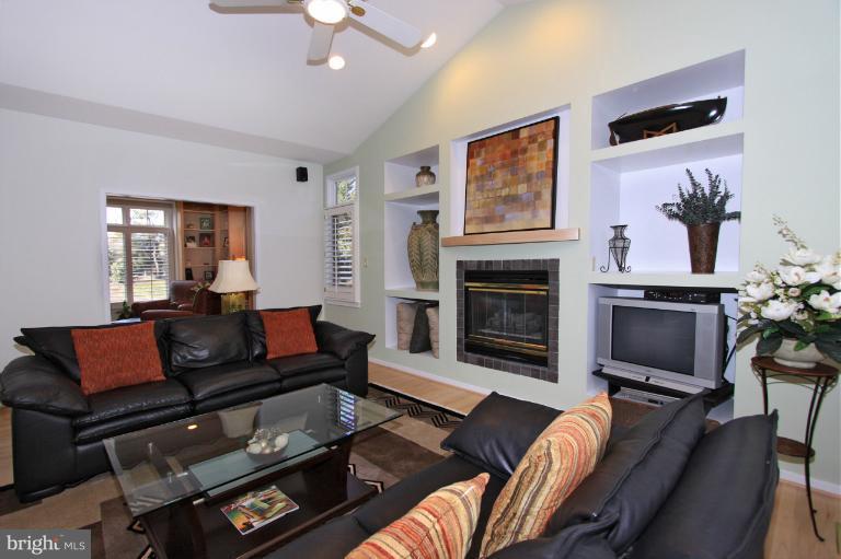 1425 Waterfront Road Reston, VA 20194 - Photo 3 of 30 Living Room