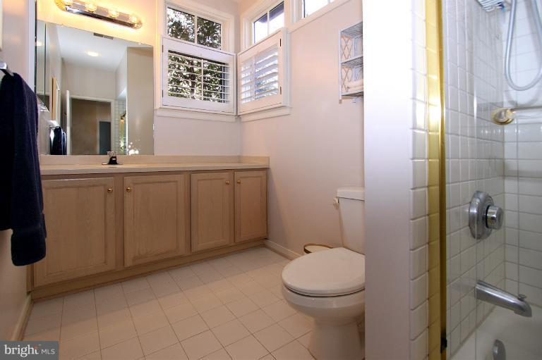 1425 Waterfront Road Reston, VA 20194 - Photo 7 of 30 Bath