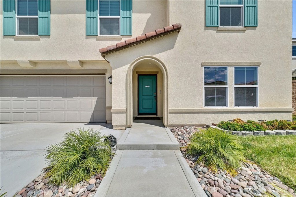 26538 San Jacinto Road Menifee, CA 92585 - Photo 3 of 34 a front view of a house with a garden