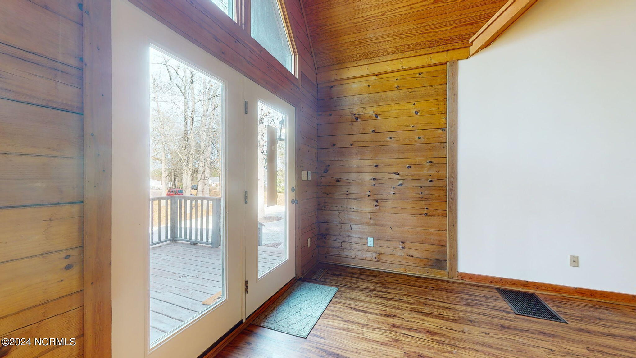 300 Creekside Drive Washington, NC 27889 - Photo 3 of 53 3-web-or-mls-300-Creekside-Dr-Washington