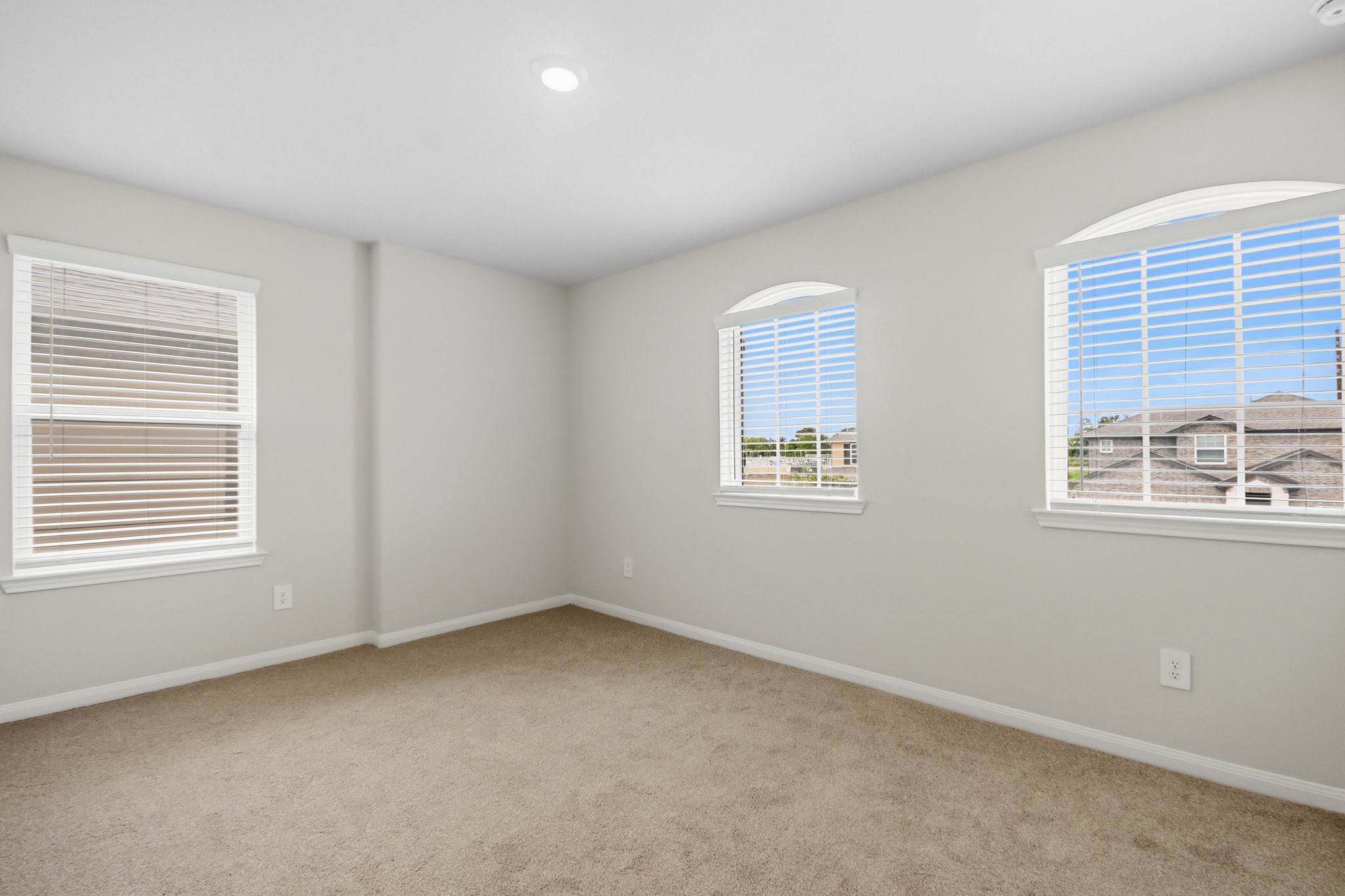 10723 Clfs Vw Drive Rosharon, TX 77583 - Photo 32 of 50 Bedroom #3-This is the second bedroom upstairs that features 3 large windows