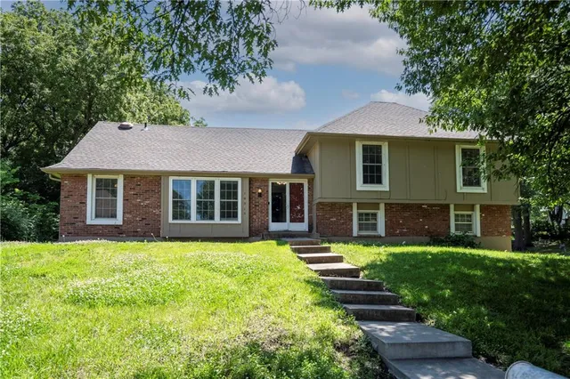 $380,000 | 10315 Northwest Mirror Lake Drive, Parkville, MO 64152