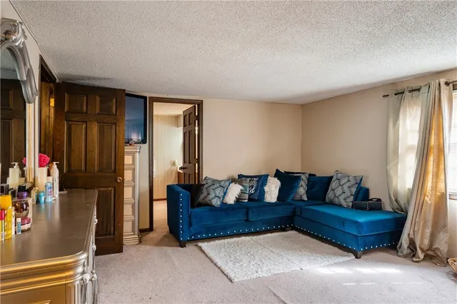 $380,000 | 10315 Northwest Mirror Lake Drive, Parkville, MO 64152