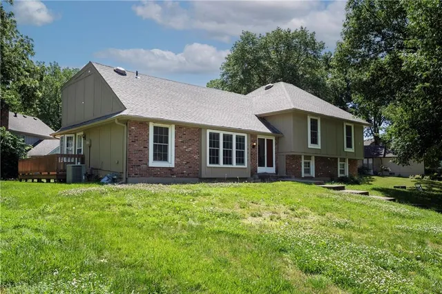 $380,000 | 10315 Northwest Mirror Lake Drive, Parkville, MO 64152