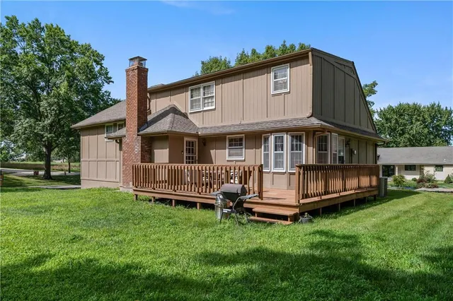 $380,000 | 10315 Northwest Mirror Lake Drive, Parkville, MO 64152