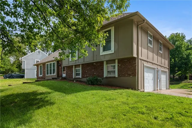$380,000 | 10315 Northwest Mirror Lake Drive, Parkville, MO 64152