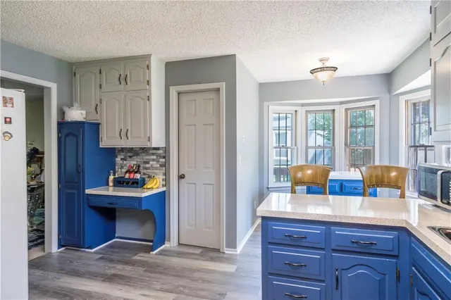 $380,000 | 10315 Northwest Mirror Lake Drive, Parkville, MO 64152