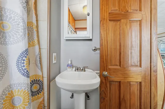 $174,900 | 5785 South 550 East, Wolcottville, IN 46795